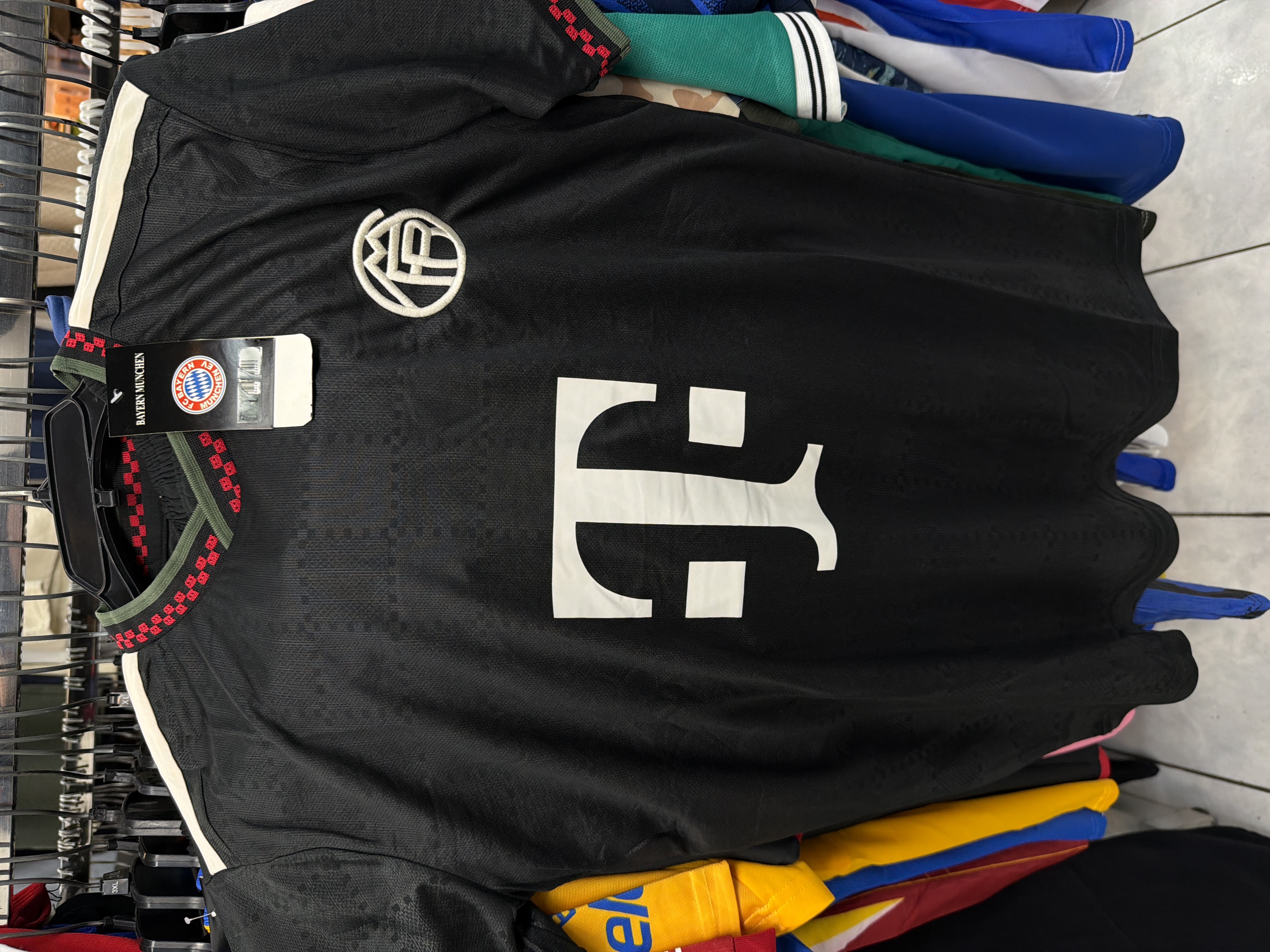Bayern negro diseño cuello
